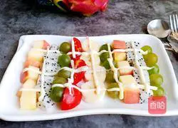 Illustration of how to make fruit salad 1