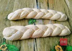  Illustration of how to make garland bread 9
