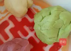 Illustration of how to make three-color bread rolls 5