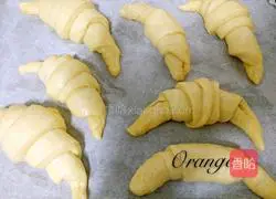 Illustration of how to make butter bean croissants 7
