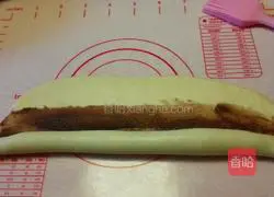 Illustration of how to make caterpillar bread 6