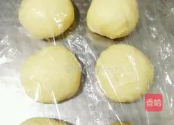 Illustration of how to make scallion sausage bread 7