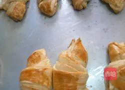 Illustration of how to make croissants 20