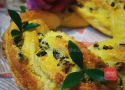 Illustration of how to make black currant and coconut wreath bread 19