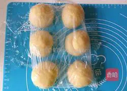 Illustration of how to make scallion, meat floss, ham and cheese bread 6