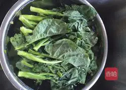 Illustration of how to stir-fry Xiangxi bacon with kale 1