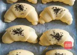 Illustration of how to make meat floss croissants 15
