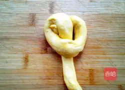 Illustration of how to make pumpkin twist bread 9