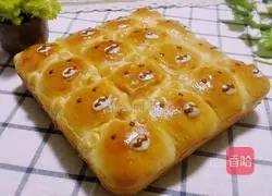 Illustration of how to make a bear squeeze bread 10