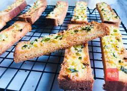 Illustration of how to make garlic bread sticks comparable to those in a bakery in a few simple steps 7