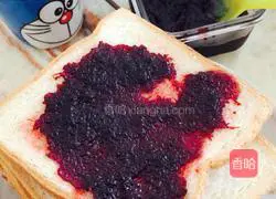 Illustration of how to make homemade bayberry jam with toast bread 8