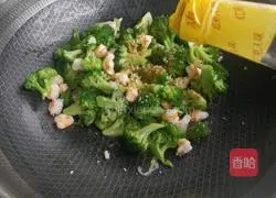 Illustration of how to make shrimp and broccoli 8