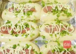 Illustration of how to make scallion sausage bread 19