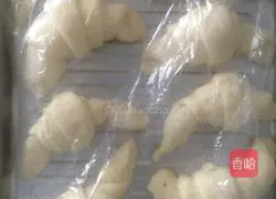 Illustration of how to make croissants 7