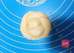 Illustration of how to make condensed milk buns 15