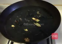 Illustration of how to make stir-fried mussels with leeks 2