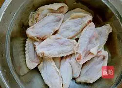 Illustration of how to make garlic fried chicken wings 1