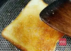 Illustration of how to make caramel bread slices 7
