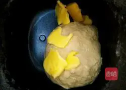 Illustration of how to make bacon cheese hand-pulled bread 2