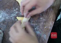 Illustration of how to make croissants 16