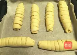 Illustration of making caterpillar bread 13