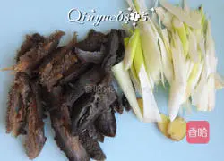 Illustration of how to cook sea cucumber with abalone sauce and green onion 2