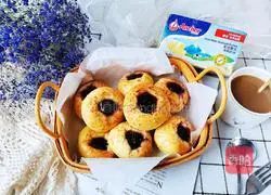 Illustration of how to make blueberry jam buns 9