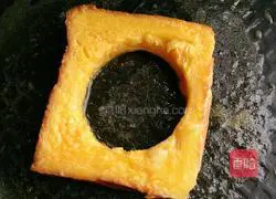 Illustration of how to make egg fried bread 5