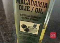 Illustration of how to make macadamia nut oil bread 3