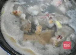 Illustration of making sweet and sour pork ribs with tiger preserved eggs 10