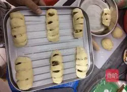 Illustration of how to make raisin rolls 12
