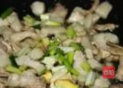 Illustration of how to make farm-style stir-fried pork 9