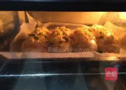 Illustration of how to make green onion cheese bread 7