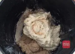 Illustration of how to make walnut and cranberry soft European buns (medium seeding method) 3