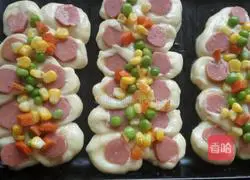 Illustration of how to make ham bread 13