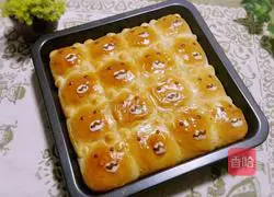 Illustration of how to make a bear squeeze bread 9