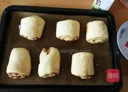 Illustration of how to make cinnamon rolls 9