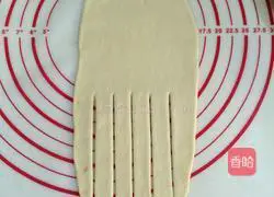 Illustration of how to make meat floss sausage bread 6