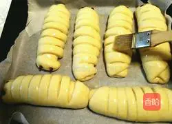 Illustration of how to make caterpillar bread 15