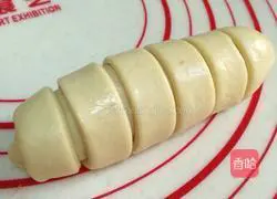 Illustration of how to make meat floss sausage bread 9