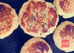 Illustration of how to make crispy mashed potato pancakes 4