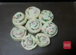 Illustration of how to make ham and chive flower-shaped bread 11