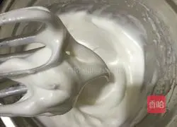 Illustration of how to make red yeast powder cream cake roll 8