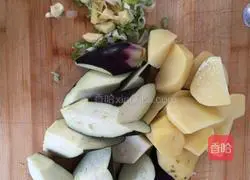 Illustration of how to make Di Sanxian (the same way as braised peppers in oil)