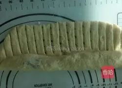 Illustration of how to make caterpillar bread 7