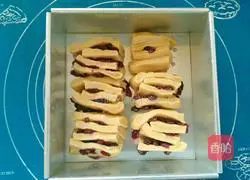 Illustration of how to make yogurt cranberry shredded bags 12