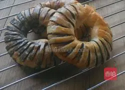 Illustration of making fancy bean paste bread rolls 14