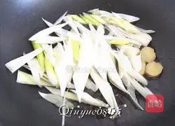 Abalone juice and green onions Illustration of how to cook sea cucumber 4