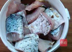 Illustration of how to make fish cubes in tomato sauce 1