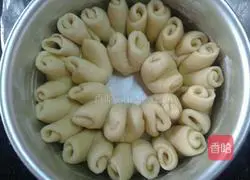 Illustration of how to make hand-torn bread 9